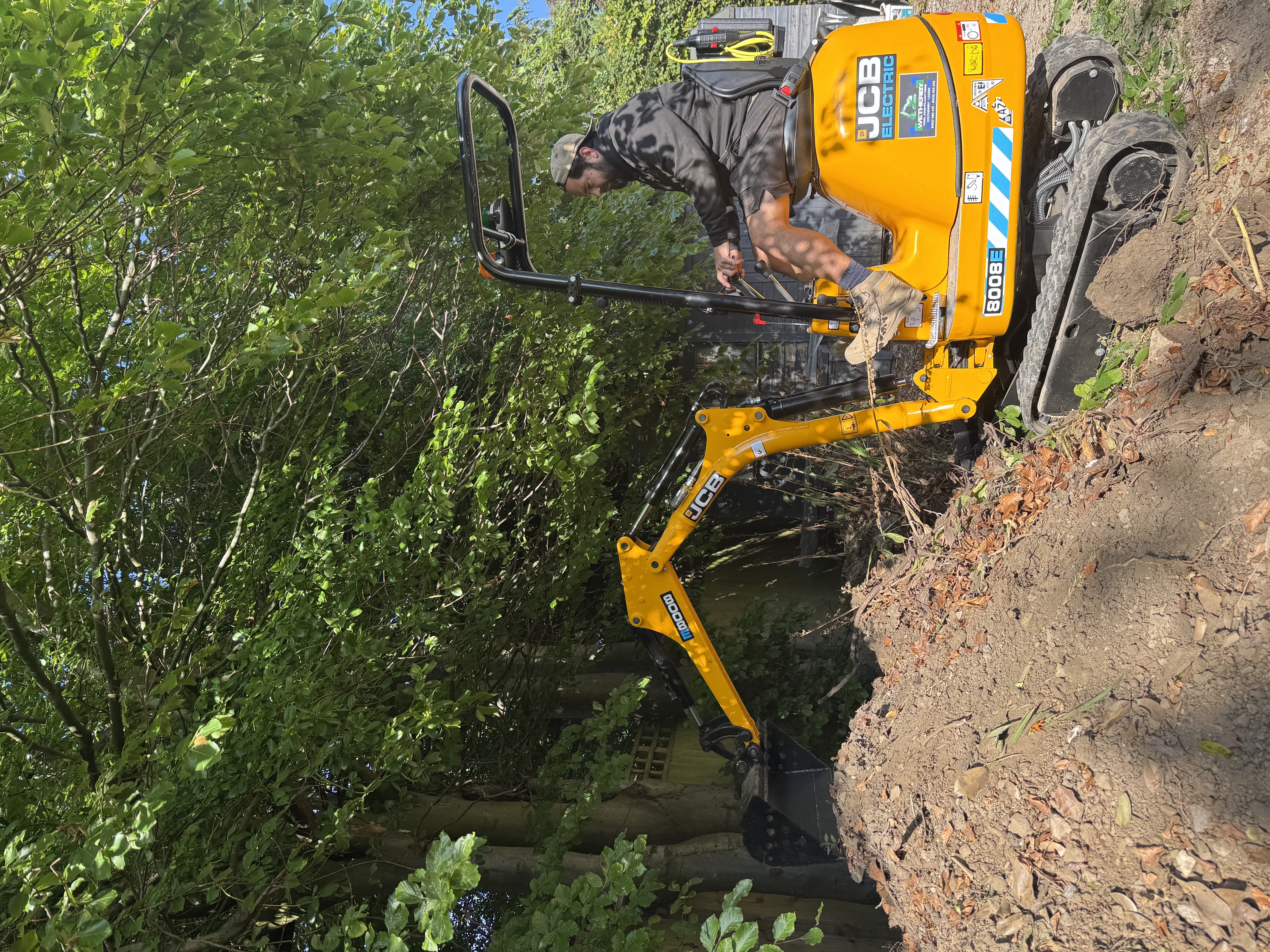 jcb e-tech Electric 8008E digging